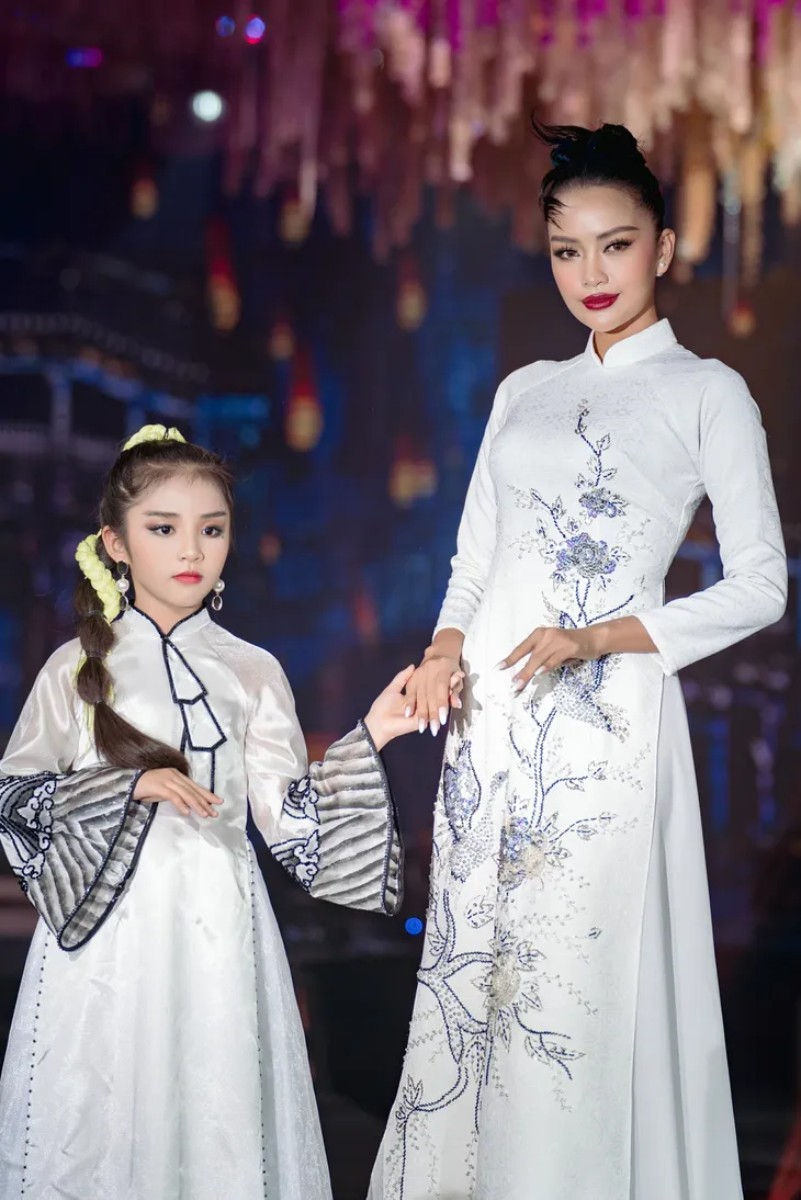 Hoa hậu Ngọc Châu trình diễn áo dài cực cuốn hút bên mẫu nhí Minh Châu - Ảnh 1.