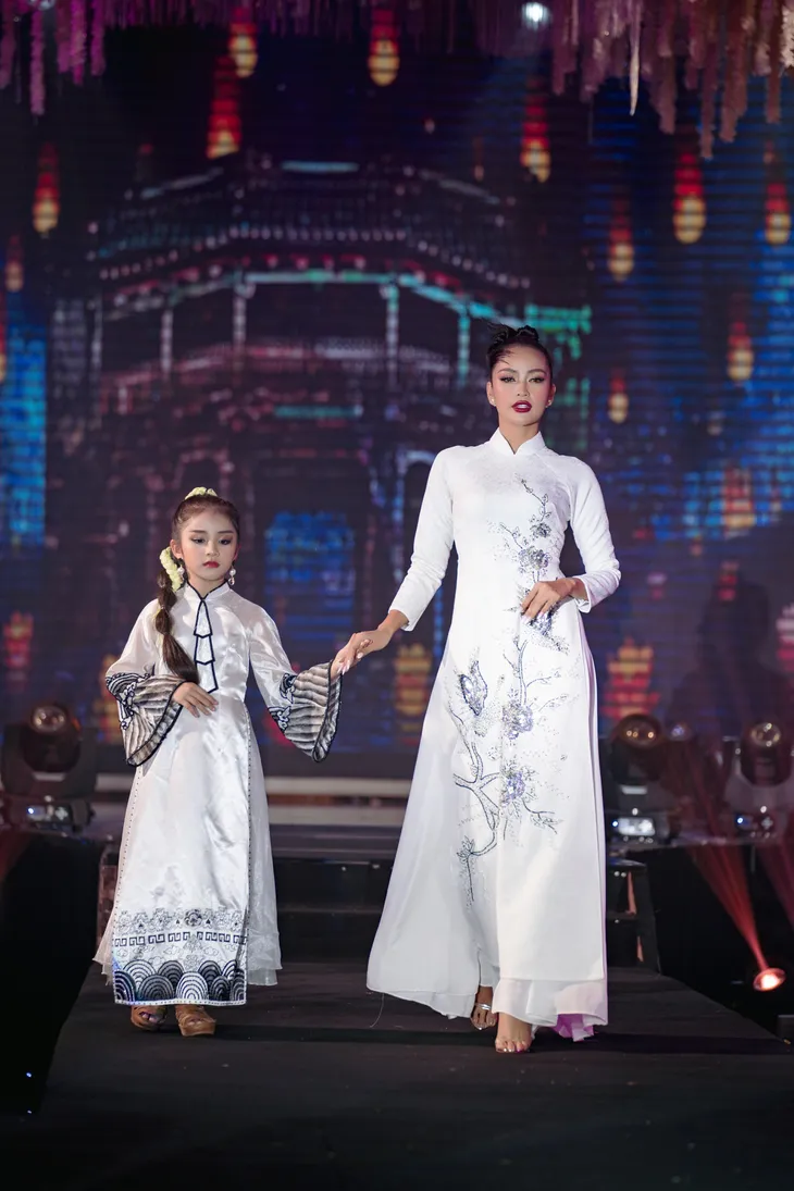 Hoa hậu Ngọc Châu trình diễn áo dài cực cuốn hút bên mẫu nhí Minh Châu - Ảnh 3.