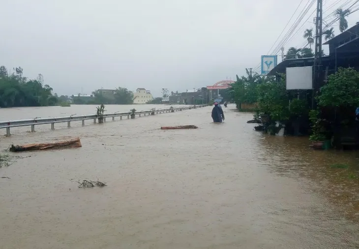 Lốc xoáy làm nhiều nhà dân ở Quảng Ngãi bị tốc mái, hư hỏng - Ảnh 1. Lốc xoáy làm nhiều nhà dân ở Quảng Ngãi bị tốc mái, hư hỏng - Ảnh 1.