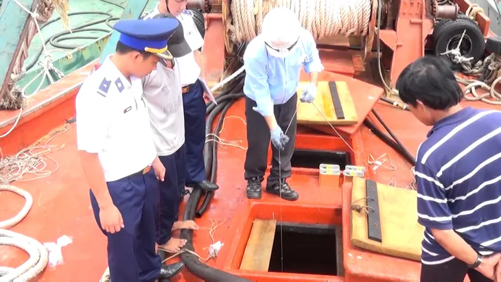 Bà Rịa - Vũng Tàu: Bắt tàu cá vận chuyển gần 50 ngàn lít dầu DO lậu trên biển - Ảnh 1. Bà Rịa - Vũng Tàu: Bắt tàu cá vận chuyển gần 50 ngàn lít dầu DO lậu trên biển - Ảnh 1.