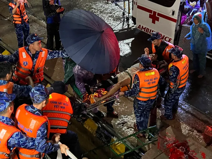 Tàu Cảnh sát biển đưa người dân đảo Lý Sơn vào đất liền cấp cứu - Ảnh 1. Tàu Cảnh sát biển đưa người dân đảo Lý Sơn vào đất liền cấp cứu - Ảnh 1.