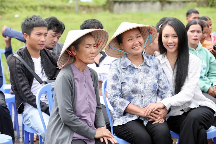 Huỳnh Hồng Loan lần đầu đóng cùng Minh Luân trong phim mới - Ảnh 3. Huỳnh Hồng Loan lần đầu đóng cùng Minh Luân trong phim mới - Ảnh 3.