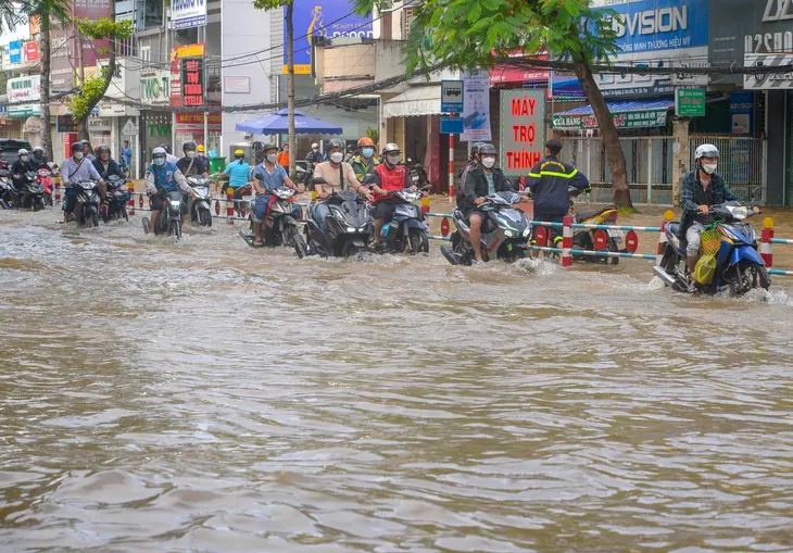 Người dân Cần Thơ vật lộn với đợt triều cường vượt báo động 3 - Ảnh 3. Người dân Cần Thơ vật lộn với đợt triều cường vượt báo động 3 - Ảnh 3.