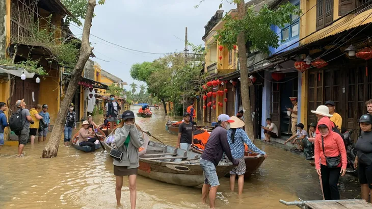 Hội An: Nước dâng cao gần 1m, lên sát mép nhà dân - Ảnh 2. Hội An: Nước dâng cao gần 1m, lên sát mép nhà dân - Ảnh 2.