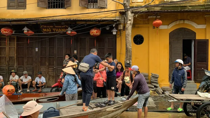Hội An: Nước dâng cao gần 1m, lên sát mép nhà dân - Ảnh 3. Hội An: Nước dâng cao gần 1m, lên sát mép nhà dân - Ảnh 3.