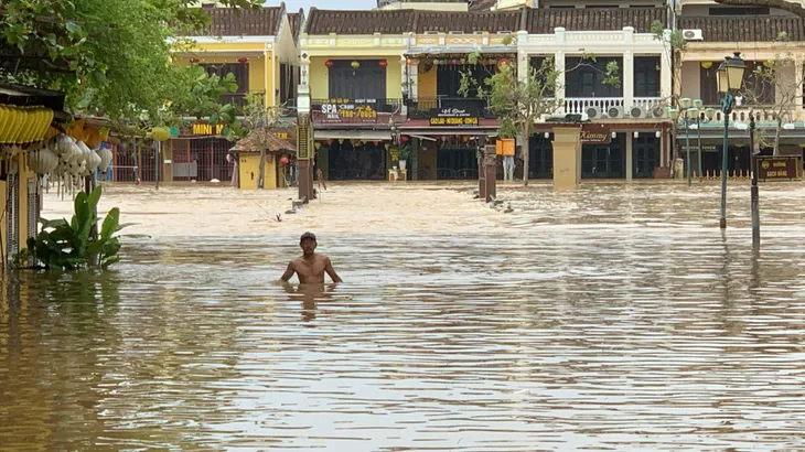 Hội An: Nước dâng cao gần 1m, lên sát mép nhà dân - Ảnh 4. Hội An: Nước dâng cao gần 1m, lên sát mép nhà dân - Ảnh 4.