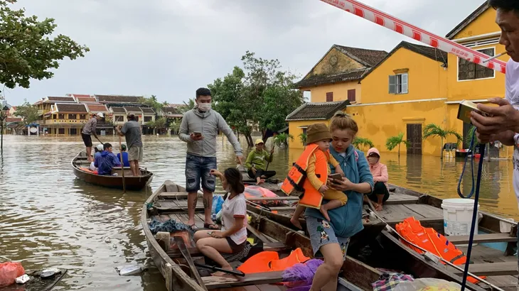 Hội An: Nước dâng cao gần 1m, lên sát mép nhà dân - Ảnh 6. Hội An: Nước dâng cao gần 1m, lên sát mép nhà dân - Ảnh 6.