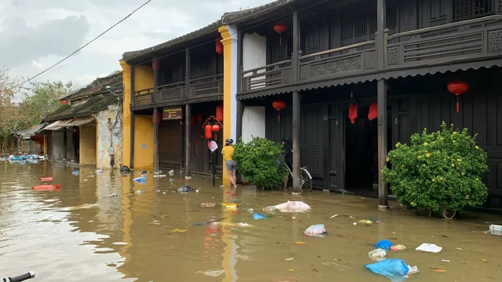 Hội An: Nước dâng cao gần 1m, lên sát mép nhà dân - Ảnh 8. Hội An: Nước dâng cao gần 1m, lên sát mép nhà dân - Ảnh 8.