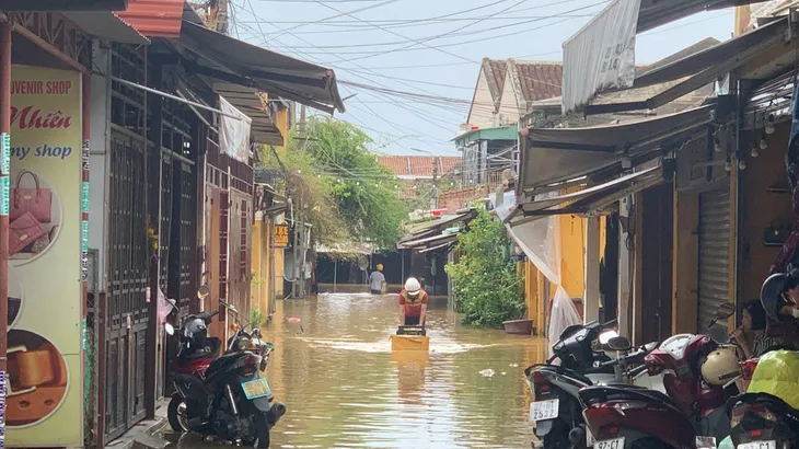 Hội An: Nước dâng cao gần 1m, lên sát mép nhà dân - Ảnh 10. Hội An: Nước dâng cao gần 1m, lên sát mép nhà dân - Ảnh 10.
