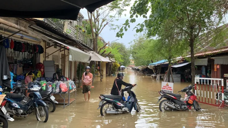 Hội An: Nước dâng cao gần 1m, lên sát mép nhà dân - Ảnh 11. Hội An: Nước dâng cao gần 1m, lên sát mép nhà dân - Ảnh 11.