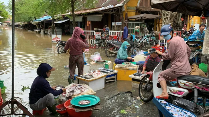 Hội An: Nước dâng cao gần 1m, lên sát mép nhà dân - Ảnh 12. Hội An: Nước dâng cao gần 1m, lên sát mép nhà dân - Ảnh 12.
