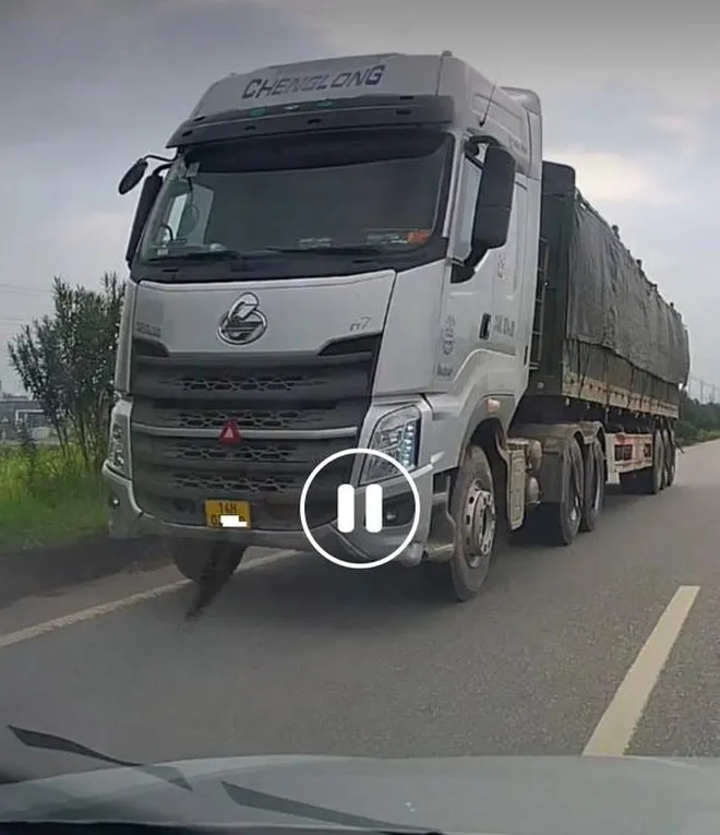Xử phạt lái xe đầu kéo liều lĩnh đi ngược chiều trên cao tốc - Ảnh 1.