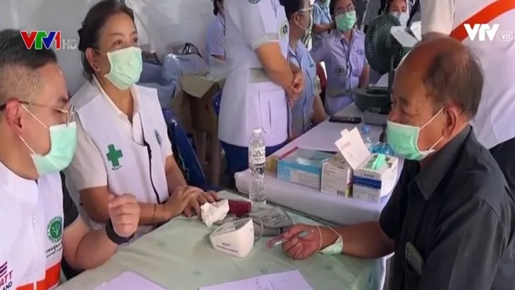 Thân nhân vụ xả súng tại Thái Lan được trợ giúp y tế - Ảnh 1. Thân nhân vụ xả súng tại Thái Lan được trợ giúp y tế - Ảnh 1.