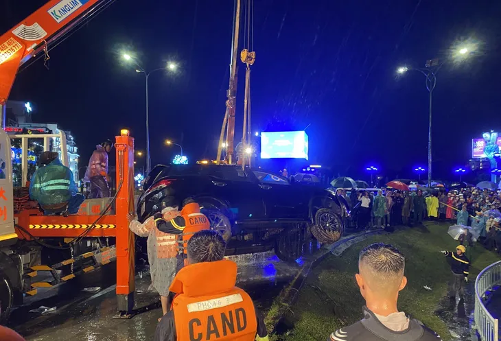 Vụ ô tô lao xuống hồ Xuân Hương khiến 2 người thiệt mạng: Đã xác định danh tính các nạn nhân - Ảnh 1. Vụ ô tô lao xuống hồ Xuân Hương khiến 2 người thiệt mạng: Đã xác định danh tính các nạn nhân - Ảnh 1.
