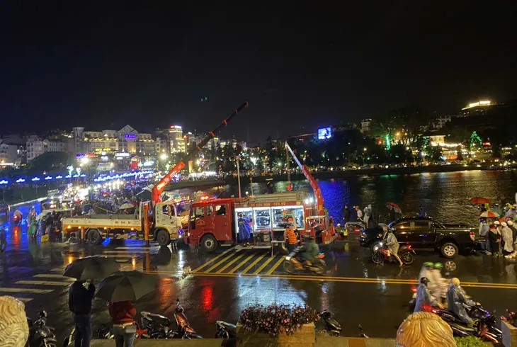 Vụ ô tô lao xuống hồ Xuân Hương khiến 2 người thiệt mạng: Đã xác định danh tính các nạn nhân - Ảnh 2. Vụ ô tô lao xuống hồ Xuân Hương khiến 2 người thiệt mạng: Đã xác định danh tính các nạn nhân - Ảnh 2.