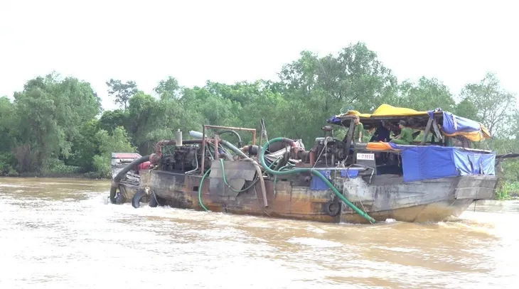 Tạm giữ 2 phương tiện khai thác, vận chuyển cát trái phép trên sông Đồng Nai - Ảnh 2. Tạm giữ 2 phương tiện khai thác, vận chuyển cát trái phép trên sông Đồng Nai - Ảnh 2.