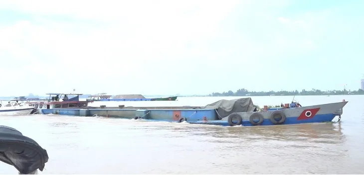 Tạm giữ 2 phương tiện khai thác, vận chuyển cát trái phép trên sông Đồng Nai - Ảnh 1. Tạm giữ 2 phương tiện khai thác, vận chuyển cát trái phép trên sông Đồng Nai - Ảnh 1.