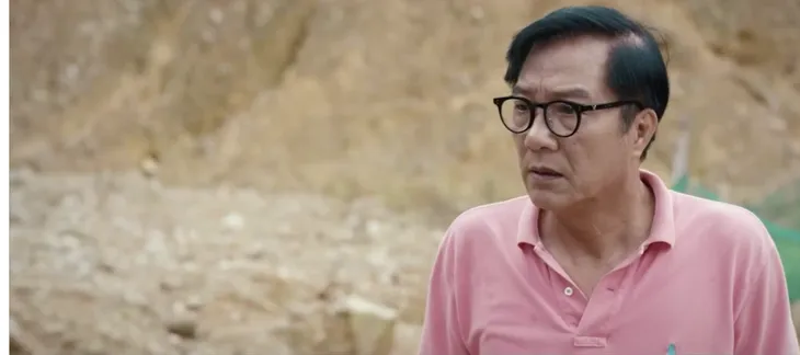 Thông gia ngõ hẹp - Tập 8: Mối thù năm xưa giữa ông Khôi và ông Phúc được tiết lộ - Ảnh 1. Thông gia ngõ hẹp - Tập 8: Mối thù năm xưa giữa ông Khôi và ông Phúc được tiết lộ - Ảnh 1.