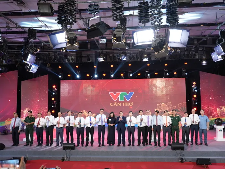 Toàn cảnh lễ ra mắt Kênh truyền hình Quốc gia khu vực Tây Nam Bộ - VTV Cần Thơ - Ảnh 12. Toàn cảnh lễ ra mắt Kênh truyền hình Quốc gia khu vực Tây Nam Bộ - VTV Cần Thơ - Ảnh 12.