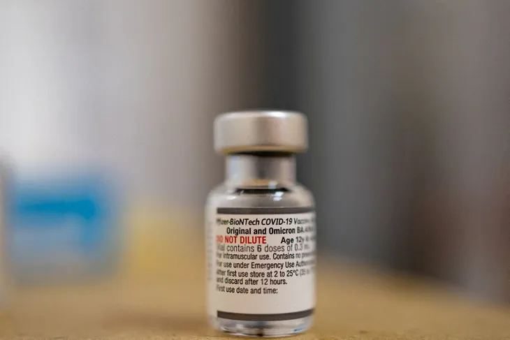 Pfizer- BioNTech công bố kết quả thử nghiệm khả quan đối với vaccine COVID-19 cập nhật - Ảnh 1.