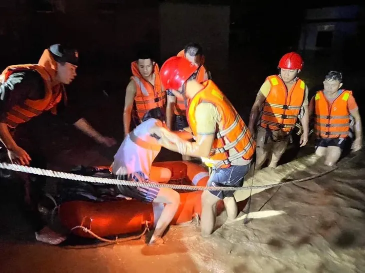 Đà Nẵng: Nước lụt chảy xiết cuốn trôi người, cảnh sát cứu hộ dầm mình ứng cứu - Ảnh 7. Đà Nẵng: Nước lụt chảy xiết cuốn trôi người, cảnh sát cứu hộ dầm mình ứng cứu - Ảnh 7.