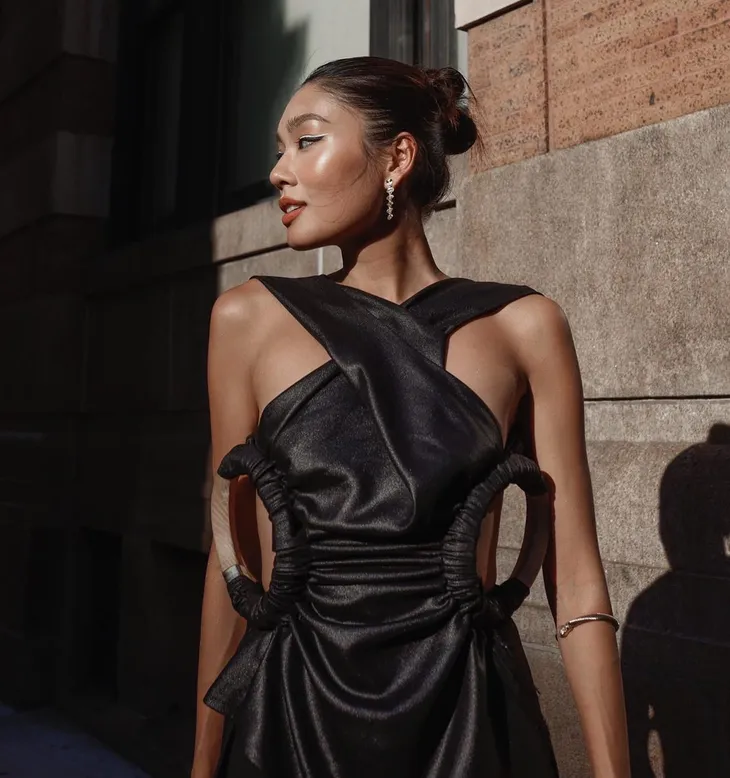 Vogue Singapore tôn vinh bộ ảnh thời trang của Á hậu Thảo Nhi Lê và NTK Cường Đàm - Ảnh 2. Vogue Singapore tôn vinh bộ ảnh thời trang của Á hậu Thảo Nhi Lê và NTK Cường Đàm - Ảnh 2.