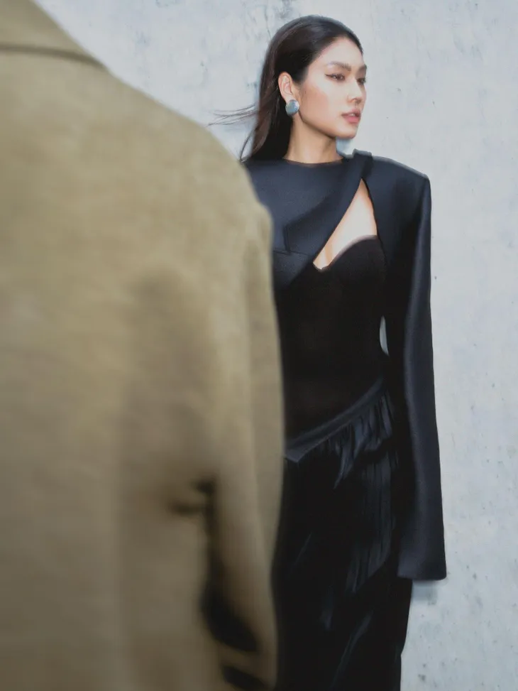 Vogue Singapore tôn vinh bộ ảnh thời trang của Á hậu Thảo Nhi Lê và NTK Cường Đàm - Ảnh 4. Vogue Singapore tôn vinh bộ ảnh thời trang của Á hậu Thảo Nhi Lê và NTK Cường Đàm - Ảnh 4.