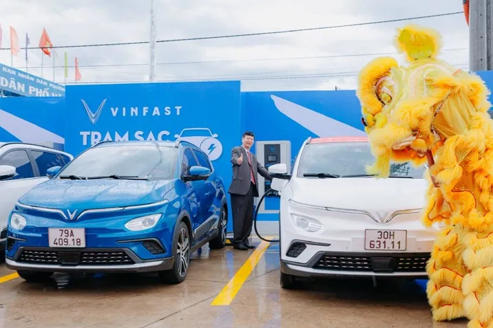 VinFast và Petrolimex khai trương dịch vụ sạc xe điện tại hệ thống Petrolimex trên toàn quốc - Ảnh 2. VinFast và Petrolimex khai trương dịch vụ sạc xe điện tại hệ thống Petrolimex trên toàn quốc - Ảnh 2.
