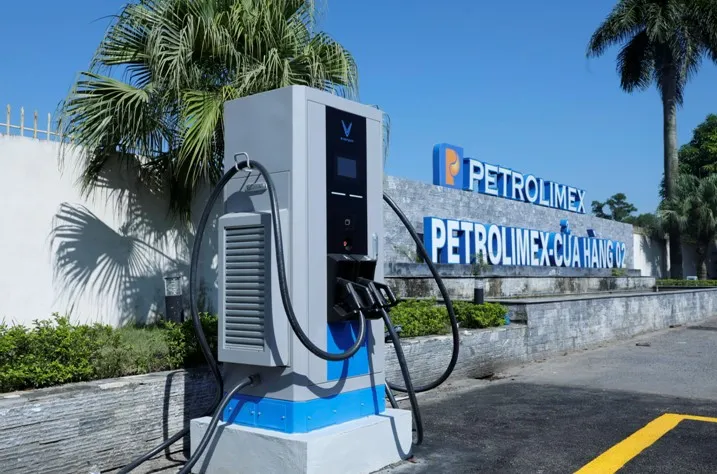 VinFast và Petrolimex khai trương dịch vụ sạc xe điện tại hệ thống Petrolimex trên toàn quốc - Ảnh 4. VinFast và Petrolimex khai trương dịch vụ sạc xe điện tại hệ thống Petrolimex trên toàn quốc - Ảnh 4.
