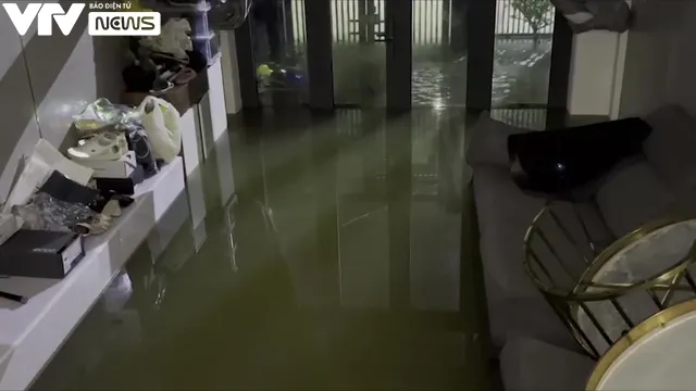 Đà Nẵng: Mưa nhiều giờ liền biến đường phố thành sông, nước mưa chảy xiết - Ảnh 6. Đà Nẵng: Mưa nhiều giờ liền biến đường phố thành sông, nước mưa chảy xiết - Ảnh 6.