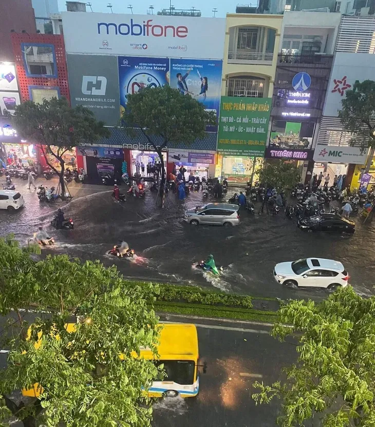 Áp thấp nhiệt đới gây mưa lớn kéo dài, ngập úng diện rộng tại miền Trung - Ảnh 9. Áp thấp nhiệt đới gây mưa lớn kéo dài, ngập úng diện rộng tại miền Trung - Ảnh 9.