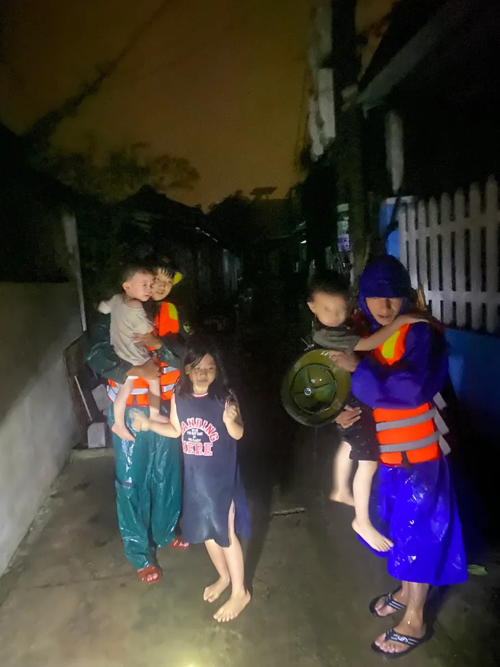 Người dân Đà Nẵng thức trắng đêm vì mưa lớn lịch sử - Ảnh 6. Người dân Đà Nẵng thức trắng đêm vì mưa lớn lịch sử - Ảnh 6.
