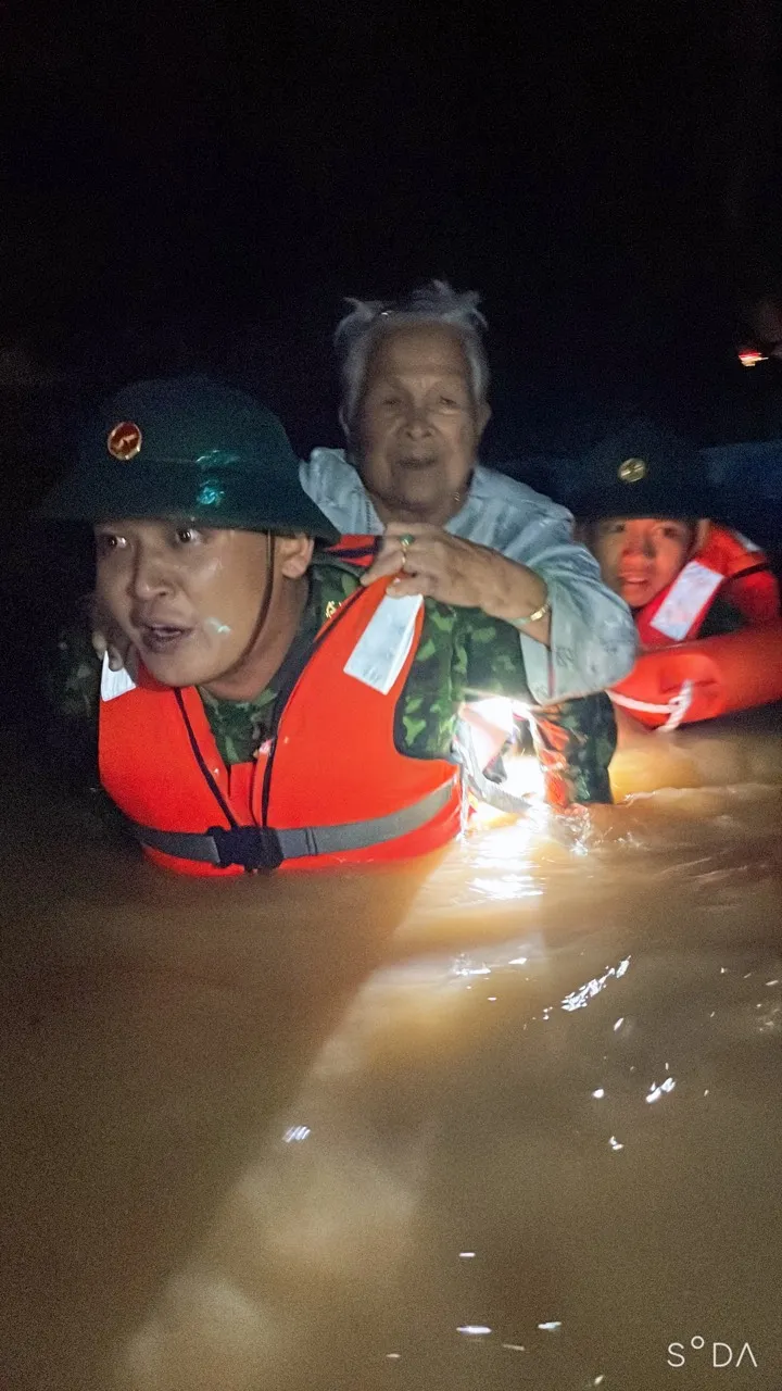 Người dân Đà Nẵng thức trắng đêm vì mưa lớn lịch sử - Ảnh 4. Người dân Đà Nẵng thức trắng đêm vì mưa lớn lịch sử - Ảnh 4.