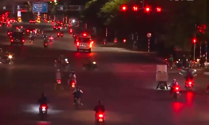 Những tuyến phố không ánh đèn giữa lòng Thủ đô - Ảnh 1. Những tuyến phố không ánh đèn giữa lòng Thủ đô - Ảnh 1.