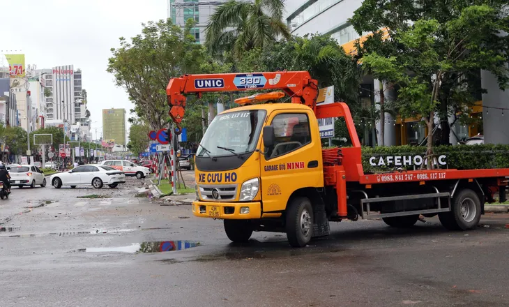 Ô tô chết máy nằm ngổn ngang trên đường Đà Nẵng sau trận mưa lịch sử - Ảnh 5. Ô tô chết máy nằm ngổn ngang trên đường Đà Nẵng sau trận mưa lịch sử - Ảnh 5.
