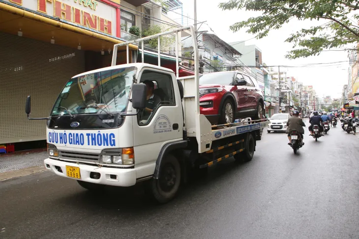 Ô tô chết máy nằm ngổn ngang trên đường Đà Nẵng sau trận mưa lịch sử - Ảnh 7. Ô tô chết máy nằm ngổn ngang trên đường Đà Nẵng sau trận mưa lịch sử - Ảnh 7.