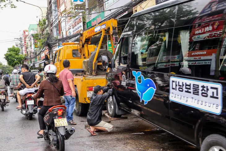 Ô tô chết máy nằm ngổn ngang trên đường Đà Nẵng sau trận mưa lịch sử - Ảnh 6. Ô tô chết máy nằm ngổn ngang trên đường Đà Nẵng sau trận mưa lịch sử - Ảnh 6.