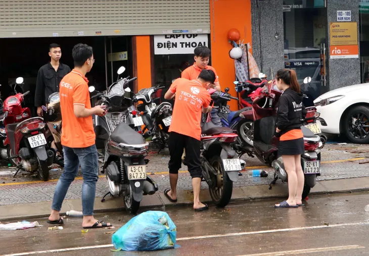 Ô tô chết máy nằm ngổn ngang trên đường Đà Nẵng sau trận mưa lịch sử - Ảnh 3. Ô tô chết máy nằm ngổn ngang trên đường Đà Nẵng sau trận mưa lịch sử - Ảnh 3.