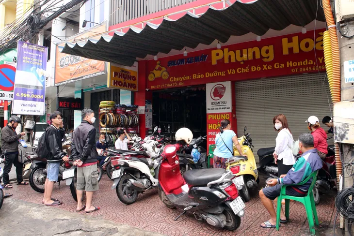 Ô tô chết máy nằm ngổn ngang trên đường Đà Nẵng sau trận mưa lịch sử - Ảnh 4. Ô tô chết máy nằm ngổn ngang trên đường Đà Nẵng sau trận mưa lịch sử - Ảnh 4.