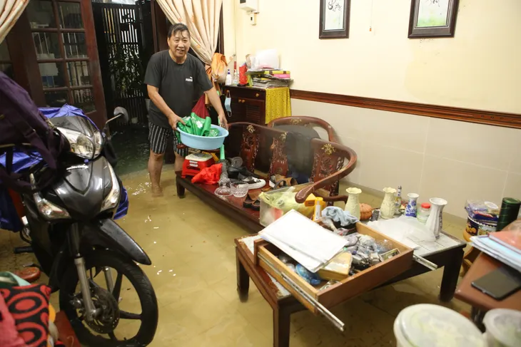 Người dân Đà Nẵng thức trắng đêm vì mưa lớn lịch sử - Ảnh 1. Người dân Đà Nẵng thức trắng đêm vì mưa lớn lịch sử - Ảnh 1.