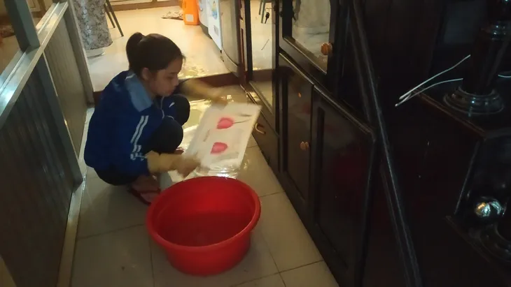 Người dân Đà Nẵng thức trắng đêm vì mưa lớn lịch sử - Ảnh 2. Người dân Đà Nẵng thức trắng đêm vì mưa lớn lịch sử - Ảnh 2.