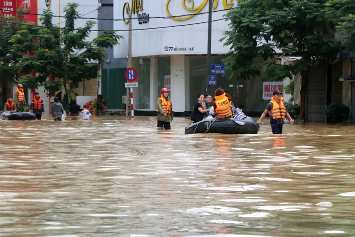 Nhiều tuyến đường tại Thừa Thiên Huế bị ngập sâu trong nước - Ảnh 1. Nhiều tuyến đường tại Thừa Thiên Huế bị ngập sâu trong nước - Ảnh 1.