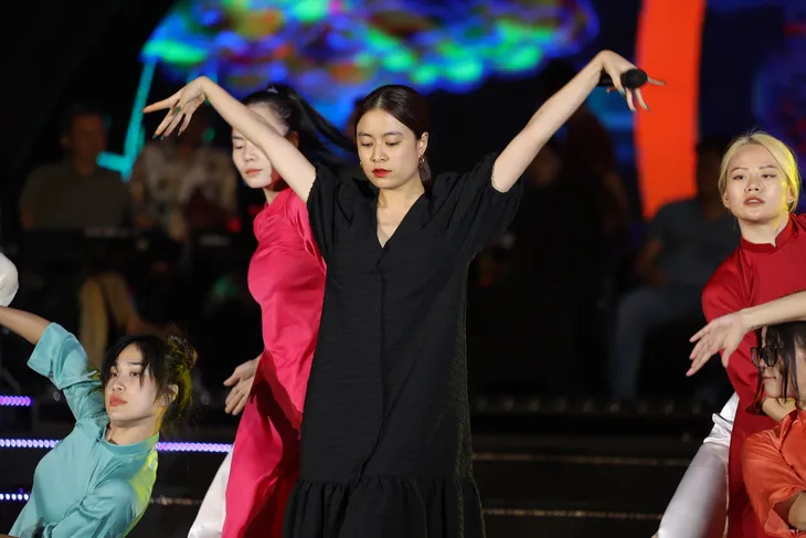 Hoàng Thùy Linh say sưa tổng duyệt Gala Sao Mai 2022 - Ảnh 8. Hoàng Thùy Linh say sưa tổng duyệt Gala Sao Mai 2022 - Ảnh 8.