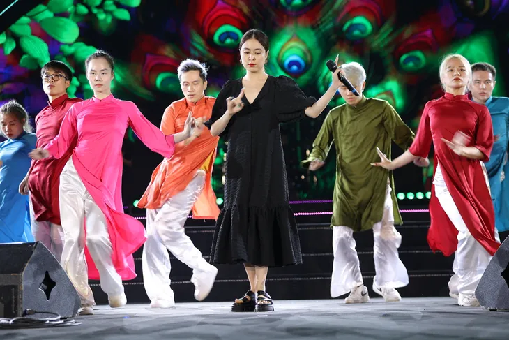 Hoàng Thùy Linh say sưa tổng duyệt Gala Sao Mai 2022 - Ảnh 1. Hoàng Thùy Linh say sưa tổng duyệt Gala Sao Mai 2022 - Ảnh 1.