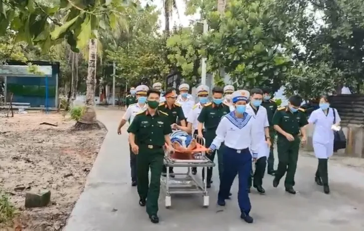 Dùng trực thăng cấp cứu ngư dân từ đảo Nam Yết - Ảnh 2. Dùng trực thăng cấp cứu ngư dân từ đảo Nam Yết - Ảnh 2.
