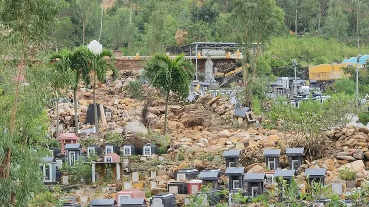 Sạt lở nghiêm trọng tại nghĩa trang lớn nhất Đà Nẵng - Ảnh 1. Sạt lở nghiêm trọng tại nghĩa trang lớn nhất Đà Nẵng - Ảnh 1.