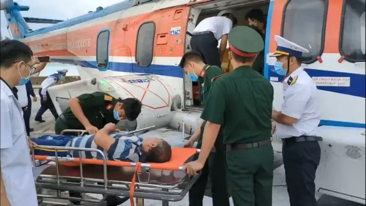 Dùng trực thăng cấp cứu ngư dân từ đảo Nam Yết - Ảnh 1. Dùng trực thăng cấp cứu ngư dân từ đảo Nam Yết - Ảnh 1.