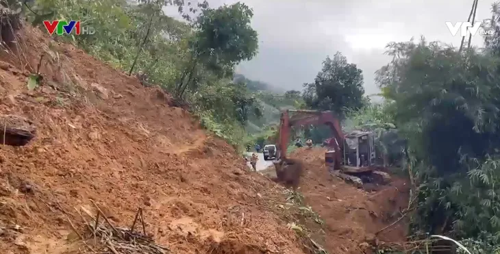 Sạt lở gây cô lập hàng trăm hộ đồng bào Xê Đăng ở Quảng Nam - Ảnh 1. Sạt lở gây cô lập hàng trăm hộ đồng bào Xê Đăng ở Quảng Nam - Ảnh 1.