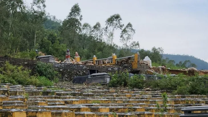 Sạt lở nghiêm trọng tại nghĩa trang lớn nhất Đà Nẵng - Ảnh 7. Sạt lở nghiêm trọng tại nghĩa trang lớn nhất Đà Nẵng - Ảnh 7.