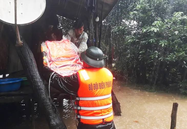 Quảng Bình: Mưa lớn gây ngập lụt, chia cắt nhiều tuyến đường, hàng trăm hộ dân bị ngập - Ảnh 3. Quảng Bình: Mưa lớn gây ngập lụt, chia cắt nhiều tuyến đường, hàng trăm hộ dân bị ngập - Ảnh 3.